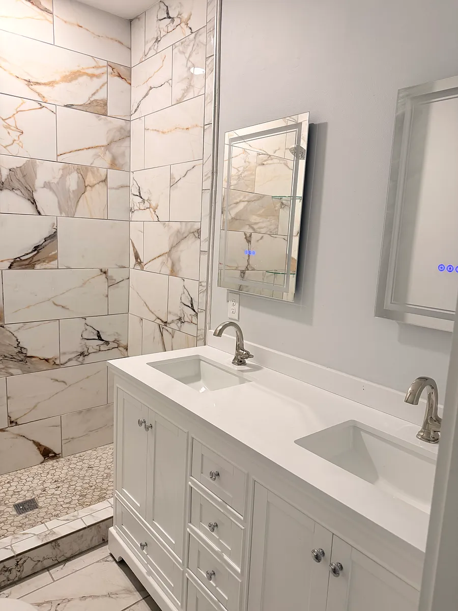 Master bathroom - 931 Carr St