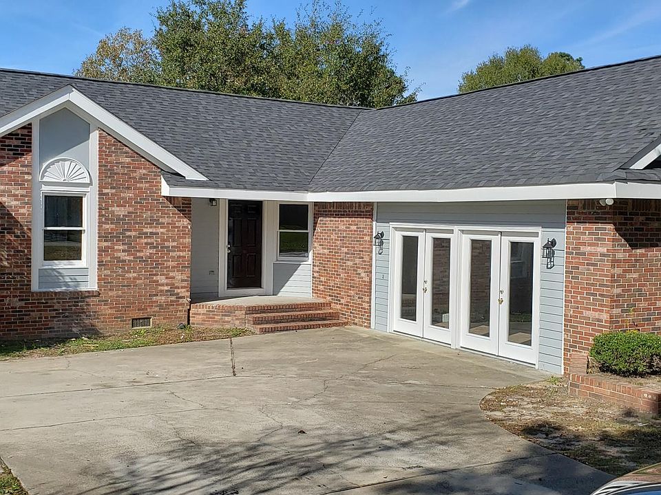 Home features a large driveway with 2 entrances.