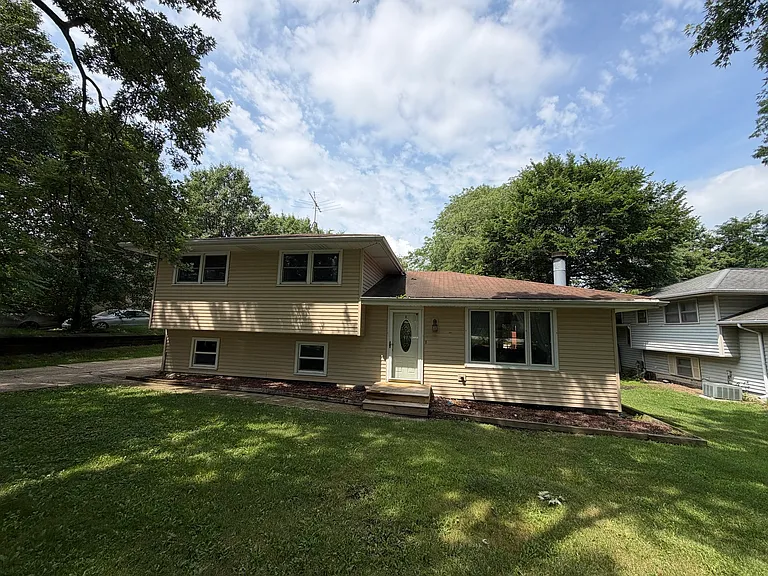 3S478 Winfield Rd — Photo 1