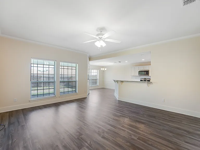 815 E Grande Blvd #R-102 — Photo 4