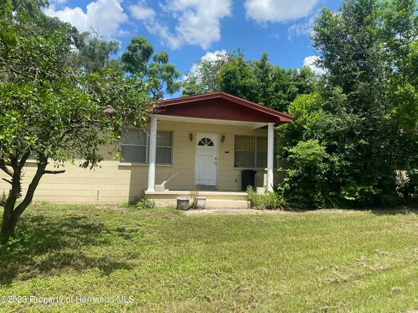 12335 Lakeview Dr, Dade City, FL 33525