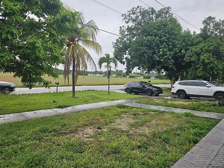 75 SW 18th Ave — Photo 31