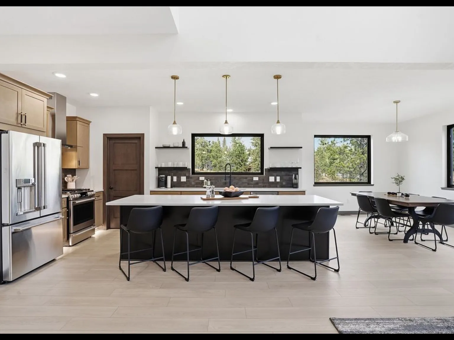 5 bed, 3810 sqft, $7,495 — Photo 3