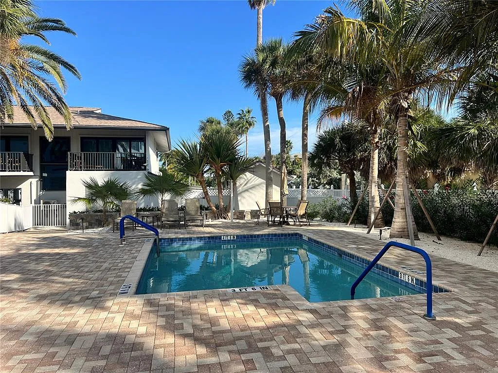 2 bed, 2.0 bath, 1200 sqft, $7,920 — Photo 3