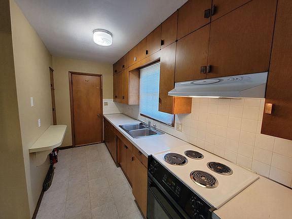 2nd image of 2105 Crescent Dr #5