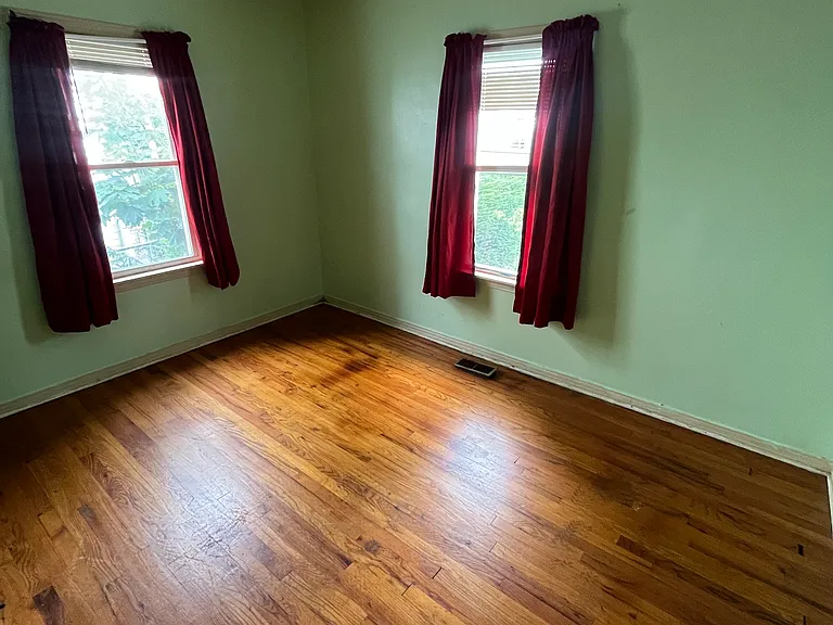 906 E Rose St — Photo 7