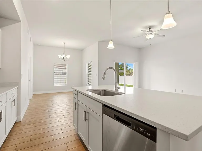 870 Columbia St — Photo 11