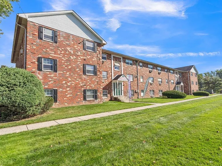 Quakertown West Apartment Homes — Photo 13
