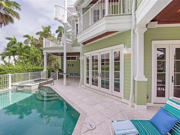 85 13th Ave S, Naples, FL 34102