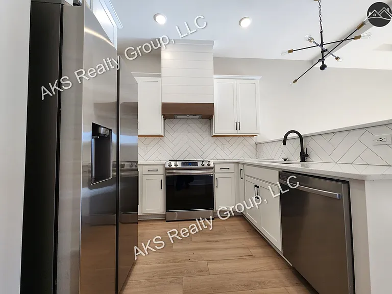1202 Windsor Sq — Photo 4