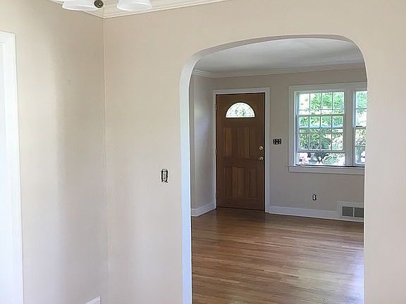 4th image of 2501 Leslie Ave #A