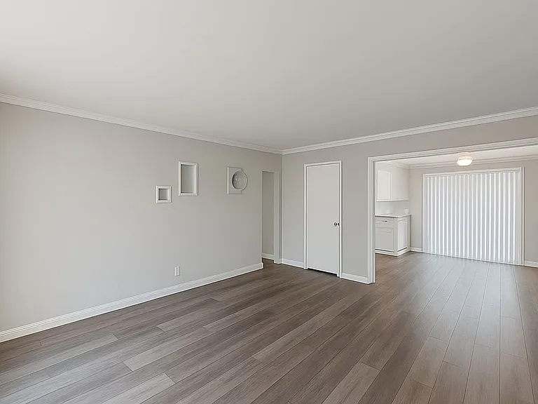 Regina Apartments — Photo 24