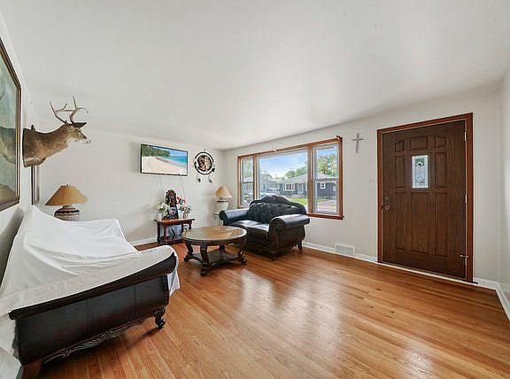 4th image of 808 E 160th Pl