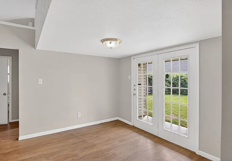 609 Trout St — Photo 16