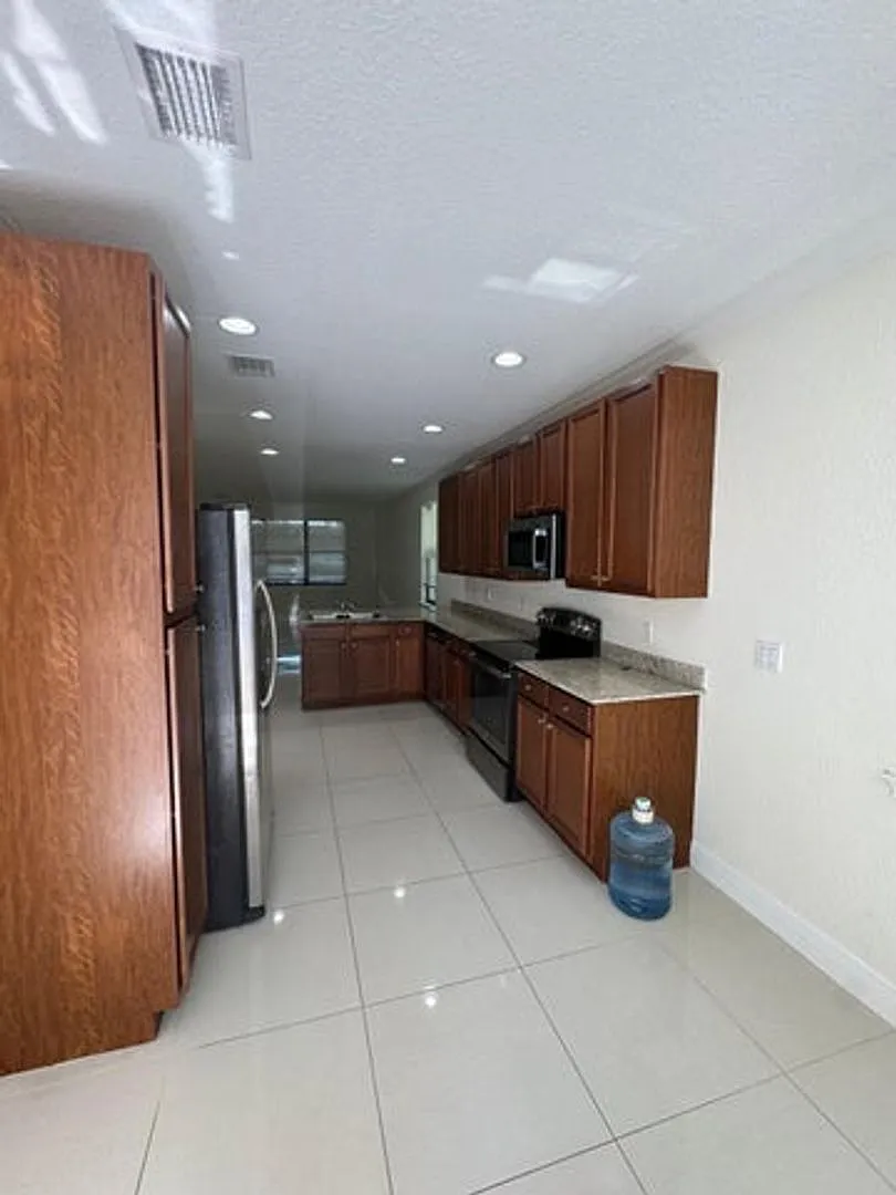 2723 NE 14th Street 108, Pompano Beach, FL 33062 - 3590 — Photo 2