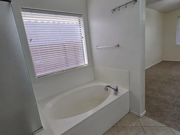 2709 W Redwood Ln — Photo 10