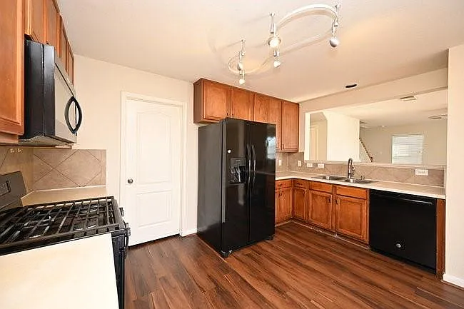 9403 Coatsworth Dr — Photo 25