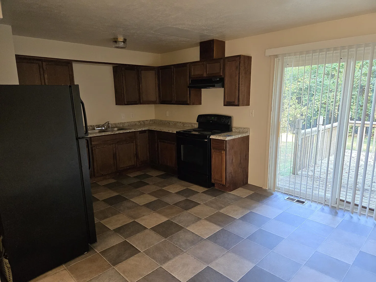 3 bed, 1200 sqft, $1,800 — Photo 2