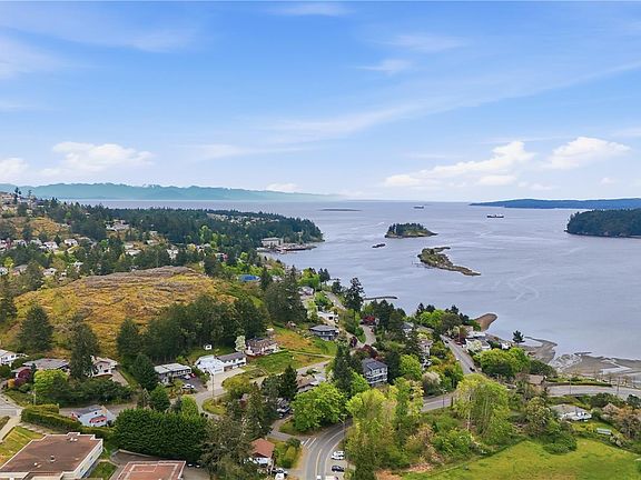 3rd image of 3129 Departure Bay Rd
