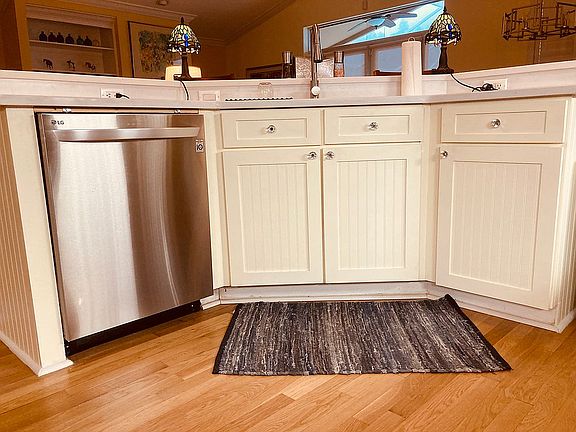 Island with dishwasher 
