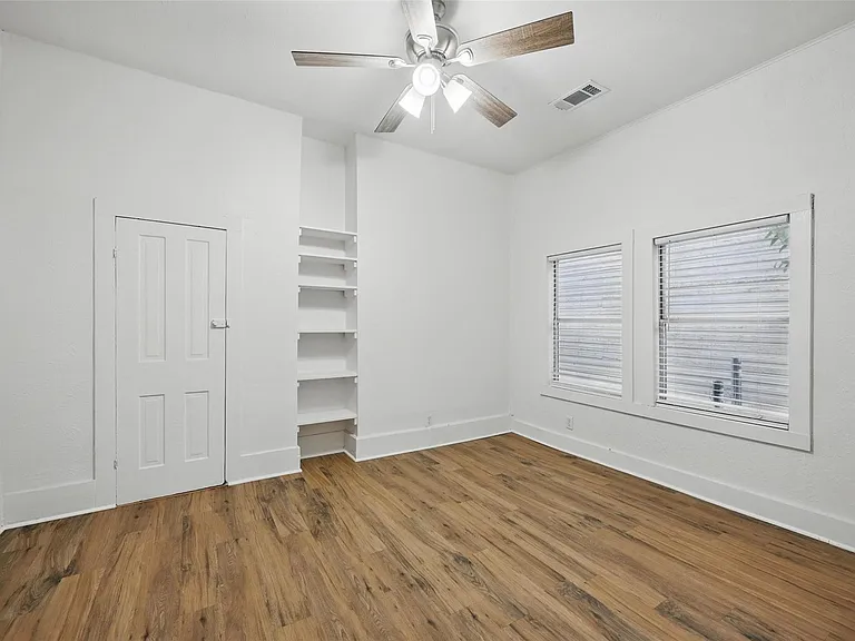 906 E Houston St — Photo 14