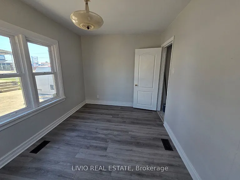 323 Queen St E — Photo 22