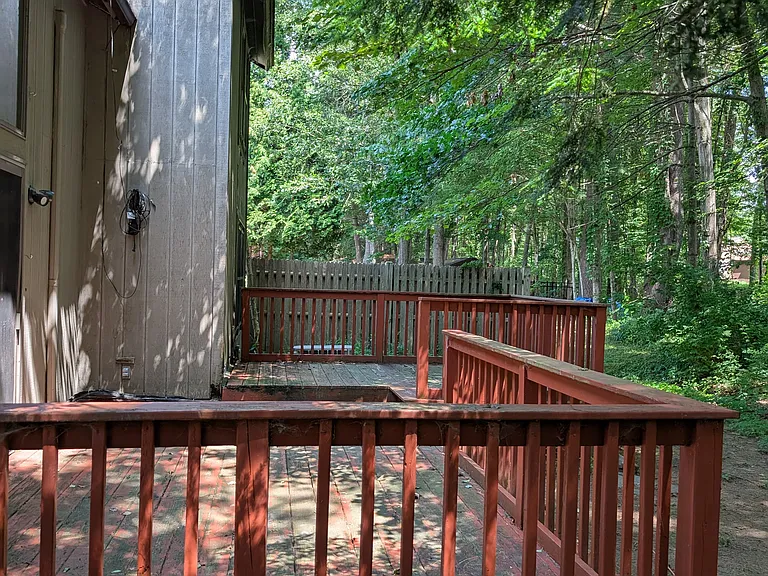 Two-level deck