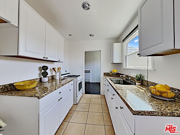 2nd image of 5551 Mammoth Ave #5551