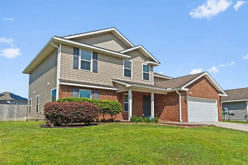 5 bed, 2.5 bath, 2598 sqft, $2,445 — Photo 2