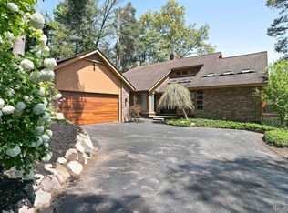 8256 Fawn Valley Dr, Clarkston, MI 48348