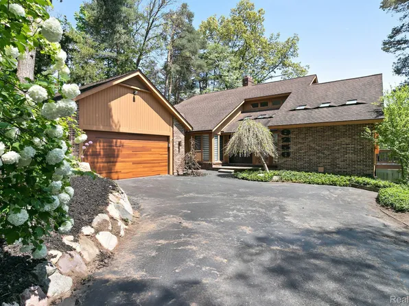 8256 Fawn Valley Dr, Clarkston, MI 48348