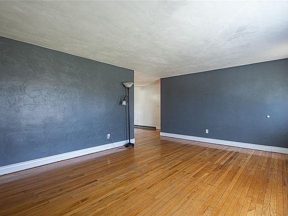 3rd image of 5235 Ridgewood Rd W