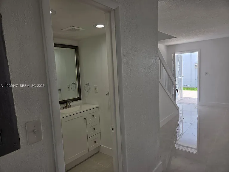 550 SW 115th Ave #405H — Photo 11