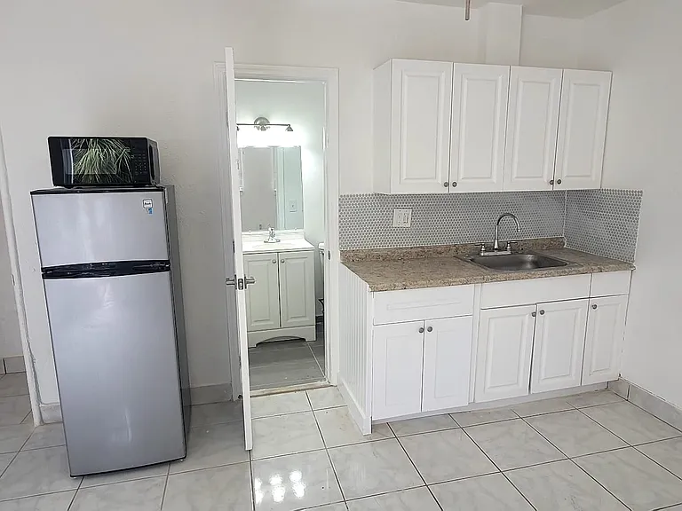 403 N 19th Ave — Photo 2