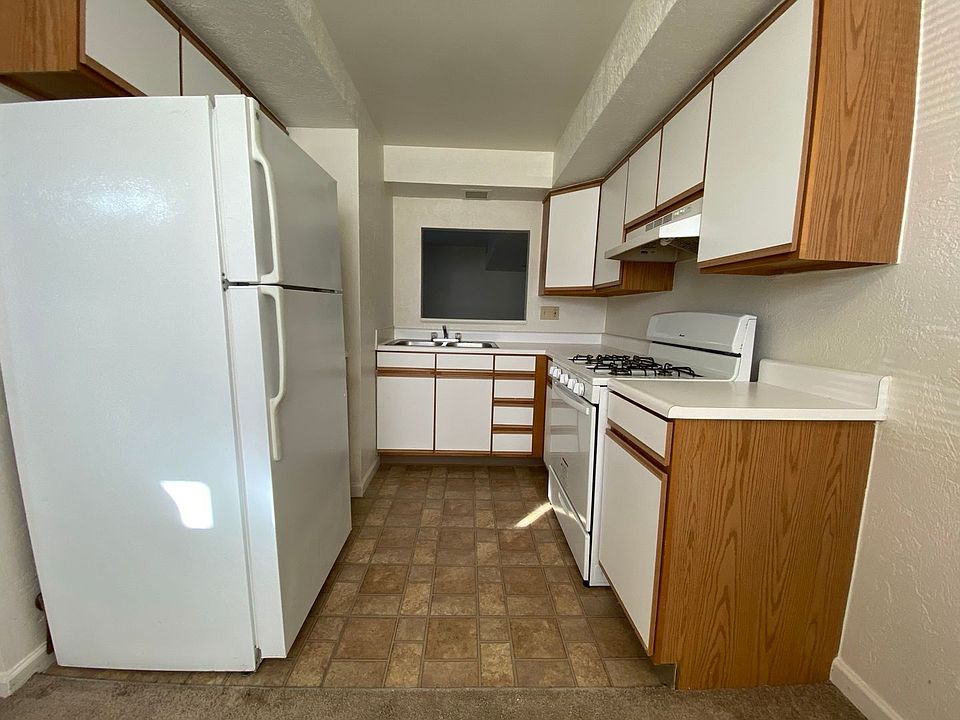 1st image of 712 Hemlock Sq