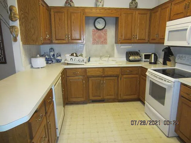 Spacious, Clean and Well Maintained 3 Bedroom Town Home in Great Loc — Photo 2