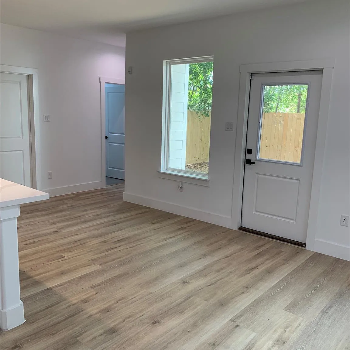 3 bed, 2.5 bath, 2333 sqft, $2,100 — Photo 4