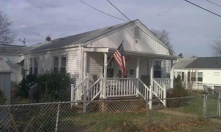 81 Circle Ave photo 1