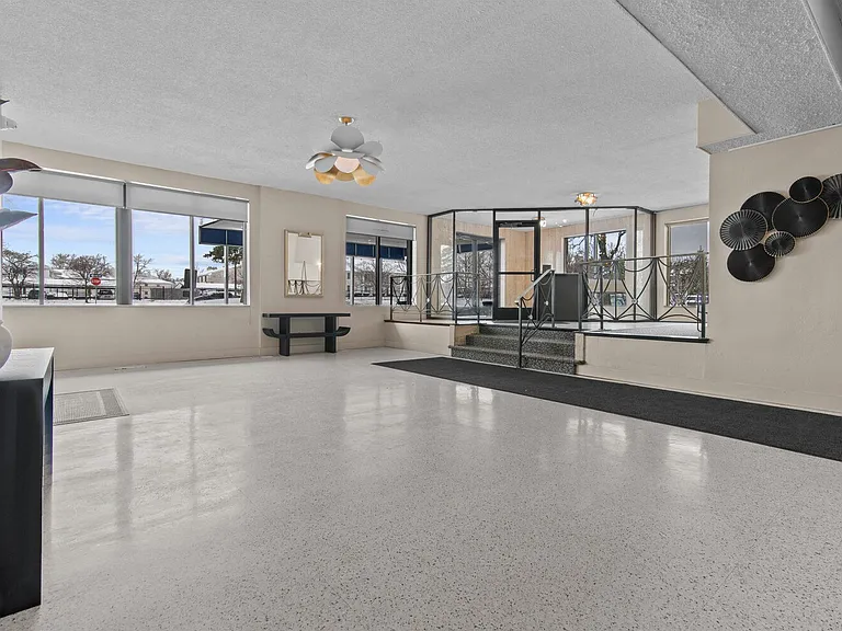 Carlyle Tower Apartments - Southfield, MI — Photo 28