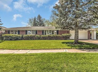 931 Mohawk Dr, Crown Point, IN 46307