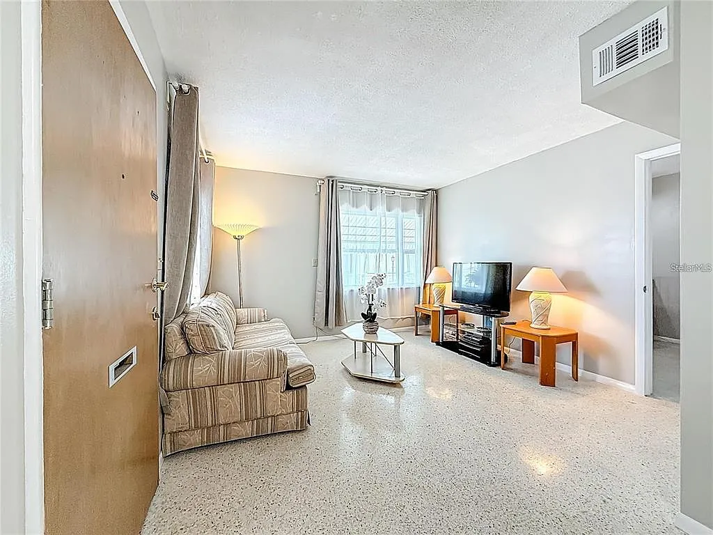 2 bed, 1.0 bath, 764 sqft, $1,295 — Photo 2