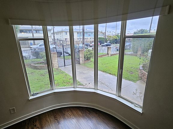 3rd image of 1629 N Hobart Blvd #1