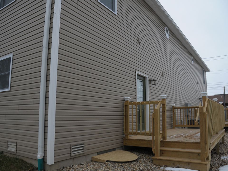 Deck to the rear.
