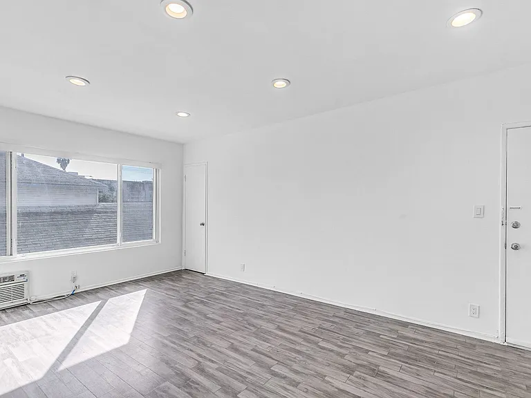 1016 Wilcox Ave — Photo 3