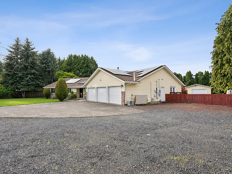 3573 NE Olympic St — Photo 4