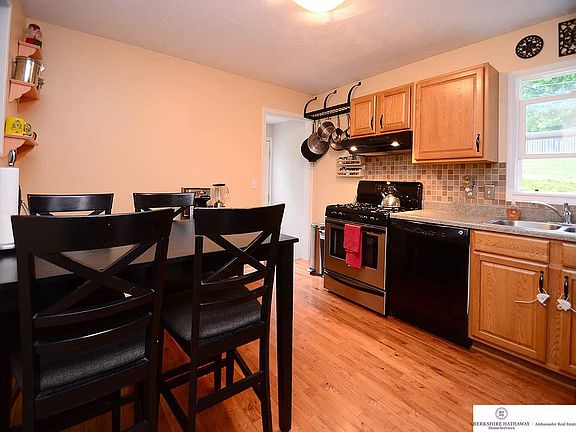 4th image of 7432 James Ave