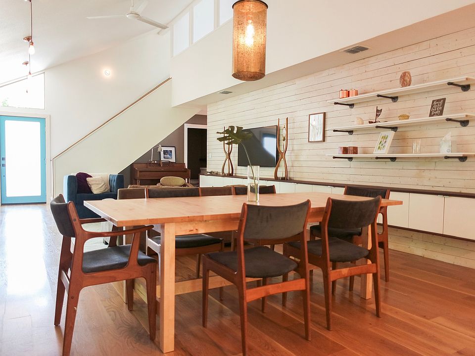 Open dining w/ natural light