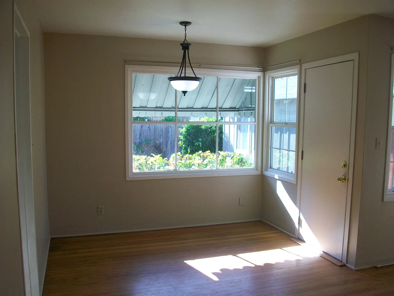 3 bed, 1050 sqft, $3,250 — Photo 4