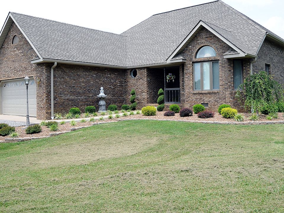 1st image of 725 Weaver Ln