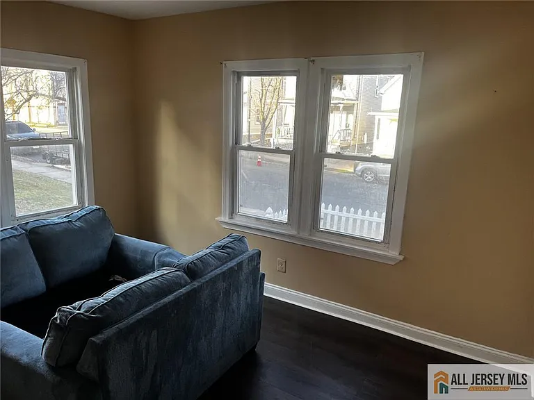 186 Comstock St — Photo 2